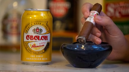 cerveza ucraniana Obolon mientras fuma en un bar de La Habana, Cuba