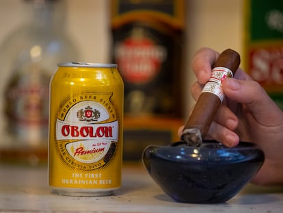 Una persona consume cerveza ucraniana Obolon mientras fuma en un bar de La Habana, Cuba, en febrero.