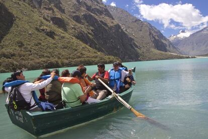 Comunero de Unidos Venceremos dando un paseo en bote a turistas en la laguna de Chinancocha, en la Reserva de la Biosfera de Huascarán (Perú). Los vecinos de esta comunidad campesina de propiedad colectiva de la tierra tienen un contrato para realizar actividades turísticas dentro del área protegida a cambio de una cuota y del compromiso de cuidar la zona en la que trabajan, como parte de un proyecto de desarrollo sostenible.