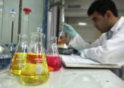 Fotografía del pasado 13 de febrero del analista químico Randyson Santos realizando un estudio en el Instituto de Innovación en Biotecnología e Industria, donde se trabaja para mejorar la economía agrícola con la utilización de innovadoras tecnologías, en Santo Domingo (República Dominicana).