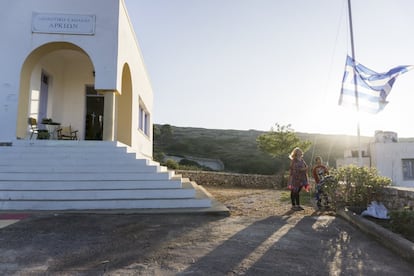 <p>La maestra de Christos, Maria Tsialera, iza la nueva bandera de la escuela. La anterior quedó prácticamente destruida tras un tempestuoso invierno. La isla de Arkioi no mide más de 6,7 kilómetros cuadrados y está a unos 270 kilómetros de Atenas. Se encuentra justo en la frontera con Turquía y desde el lado este de la isla se puede ver en la parte posterior de la costa turca.</p> <p>No importa cuántos niños vayan a una escuela pues, con que solo haya uno, el Ministerio de Educación griego ya está obligado a enviar a un maestro, como ocurre en Arkoi. En otros casos similares en Grecia se reúne a todos los estudiantes de diferentes pueblos cercanos en un solo centro educativo. En este caso, es imposible transferir al niño a otro lugar porque se encuentra en una isla y no siempre hay un ferry que conecte este pequeño lugar con las islas más grandes que lo rodean.</p>