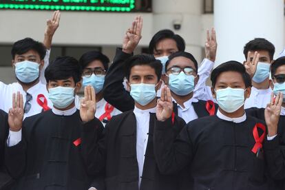 Protesta de los graduados de la Facultad de Derecho en la Universidad de Yadanabon, en Mandalay, la segunda ciudad de Myanmar.