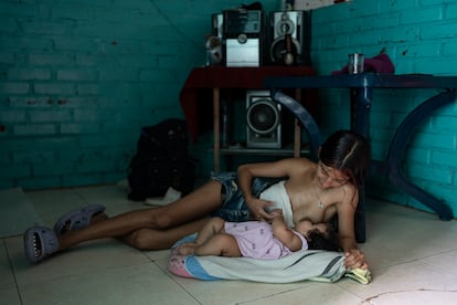 Karen Gómez alimenta a su hija Jazmín en la sala de su casa en el barrio La Parada, en Cúcuta, el 29 de febrero 2024.