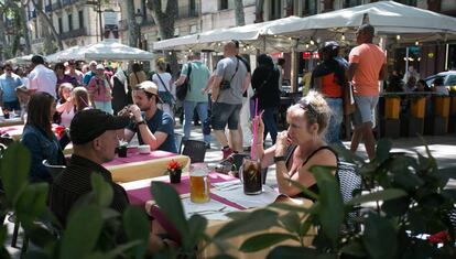 Turistes en una terrassa a la Rambla.