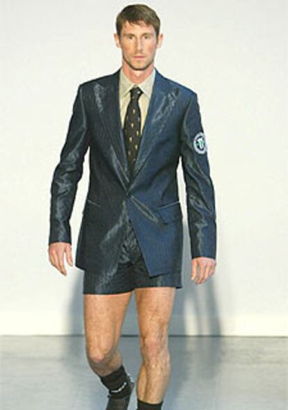 El diseñador belga Dirk Bikkemberg propuso ayer en París este atuendo para hombre para la primavera-verano 2004