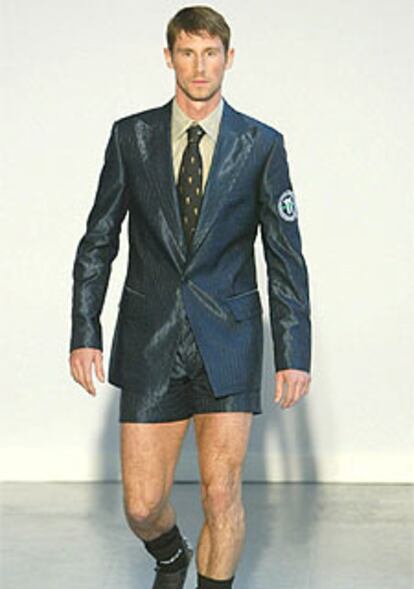 El dise?ador belga Dirk Bikkemberg propuso ayer en Pars este atuendo para hombre para la primavera-verano 2004