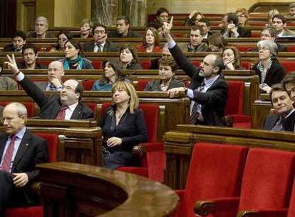 El portavoz del PSC, Miquel Iceta; el de ERC, Joan Ridao, y el de CiU, Oriol Pujol, dando la indicación de voto a los diputados en la votación sobre el AVE, ayer. El número 2 es el que tienen que pulsar los diputados para votar <b>no</b>, el 1 indica<b><i> </b></i><b>sí </b>y el 3 significa <b>abstención</b>.