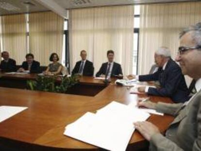 El ministro chipriota de Finanzas, Vassos Shiarly (2d), y el gobernador chipriota del Banco Central, Panicos Demetriades (d), se reunen con el oficial de la Comisión Europea, Maarten Verwey (3-d), la jefa del FMI para la Troika en Chipre, Delia Velculescu (5-d), y el oficial del BCE, Philipp Rother (7-d), en el ministerio de Finanzas en Nicosia, Chipre. EFE/Archivo
