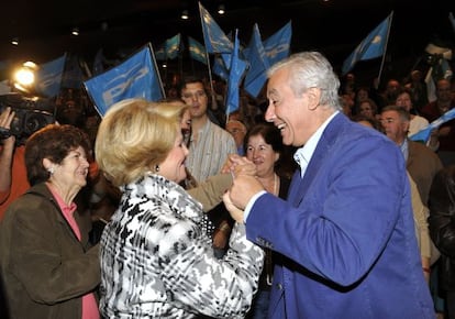 Javier Arenas saluda a varios asistentes al mitin de Granada.