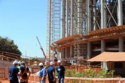 Representantes de la FIFA y del Comité Organizador Local (COL) de Brasil, supervisan las obras de los estadios de la Copa del Mundo de la FIFA 2014. Brasil es una de las economías de mayor crecimiento en América Latina. EFE/Archivo