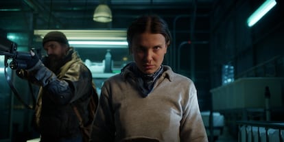 David Harbour y Millie Bobby Brown, en la quinta temporada de 'Stranger Things'.