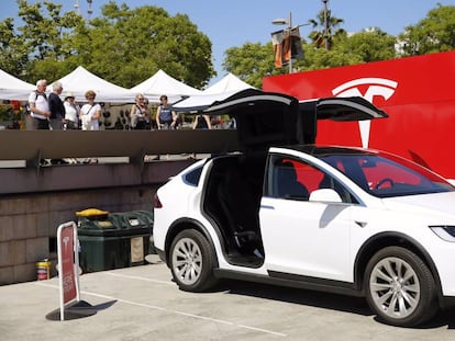 Un cotxe Tesla a Barcelona.