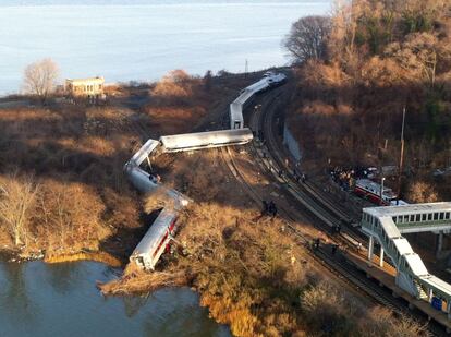 Los vagones del tren descarrilado en el Bronx.