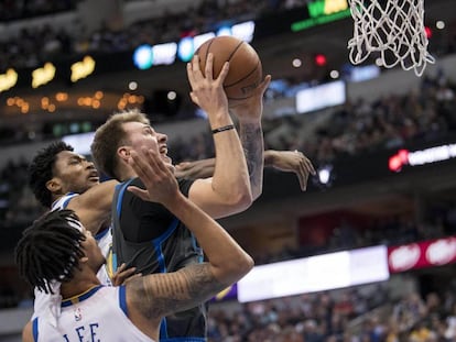 Doncic, entre Lee y Jones.