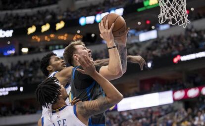 Doncic, entre Lee y Jones.