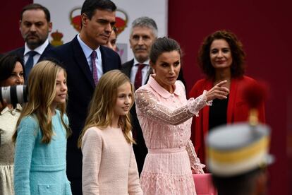 Doña Letizia, con sus hijas Leonor y Sofía y el presidente del Gobierno en funciones Pedro Sánchez.