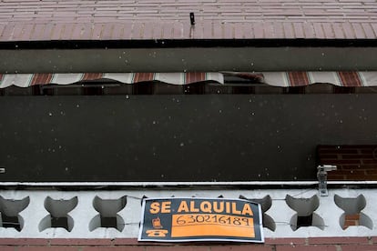 Vivienda con un cartel de "se alquila" en una calle de Madrid. Alquiler de pisos.