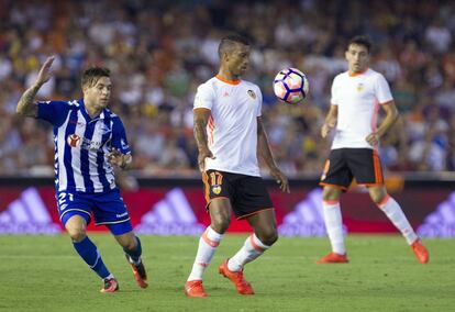 Nani controla el balón.