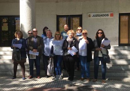 Familiares de internos de la residencia de mayores de Alcorc&oacute;n, ayer delante de los juzgados.