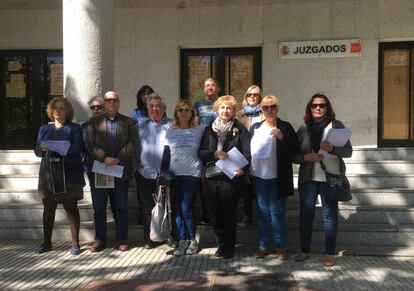 Familiares de internos de la residencia de mayores de Alcorcón, ayer delante de los juzgados.