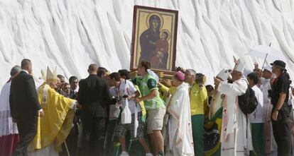 Peregrinos saludan al Papa en el aeródromo de Cuatro Vientos.
