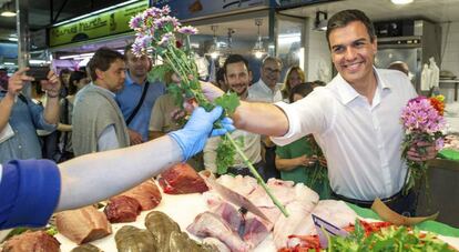 El secretario general del PSOE, Pedro S&aacute;nchez, este s&aacute;bado durante la visita que ha realizado hoy Mercat Nou, en Ibiza. 