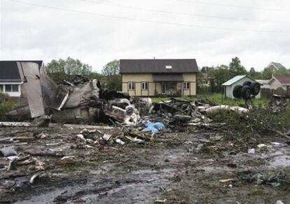 Restos del avión de Rusair siniestrado en la localidad de Petrozavodsk, al noroeste de Rusia, en el que han fallecido al menos 44 personas.