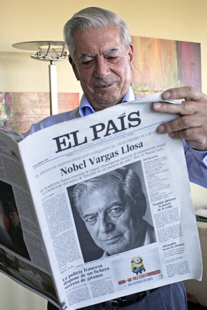 El escritor, leyendo EL PAÍS de ayer en su casa de Nueva York.