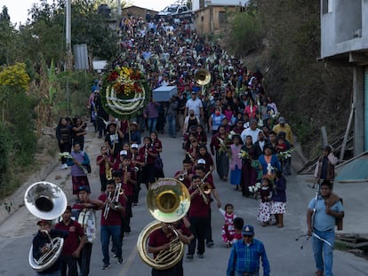 Vecinos de Santo Domingo Tepuxtepec, en Oaxaca, acompañan a la familia de Abimael Jiménez, asesinado en EE UU, durante el sepelio el 10 de marzo 2022.