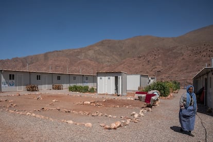 Las aldeas más devastadas por el terremoto vieron cómo muchas casas de adobe se derrumbaron, dejando a cientos de personas sin hogar. Durante meses, las tiendas de campaña y jaimas fueron el único refugio, exponiendo a las personas a las inclemencias del tiempo. En Imi N'ougarzi, gracias a la ayuda internacional, la Agencia Adventista para el Desarrollo y Recursos Asistenciales, ADRA, y la asociación Al Ofoq proporcionaron alojamientos temporales a 200 vecinos tras siete meses de condiciones precarias.