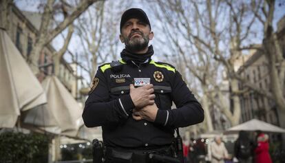 Agente con la cámara instalada en el uniforme