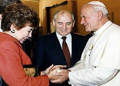 Mijáil Gorbachov, artífice de la &#39;perestroika&#39; y de la transición al poscomunismo en la extinta Unión Soviética- y su esposa Raisa, en una audiencia con Juan Pablo II en el Vaticano. (18-11-90)