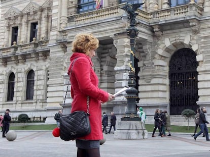 Irune Costumero, frente a la Diputación Foral de Bizkaia, con los dos autos de la Audiencia de Bizkaia en las manos.