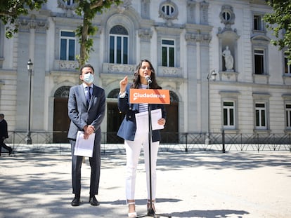 Inés Arrimadas y Edmundo Bal, en las inmediaciones del Tribunal Supremo tras recurrir los indultos.