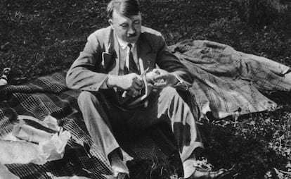 Hitler, en un almuerzo en el campo.