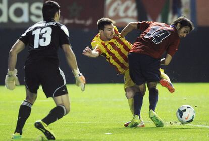 Messi intenta el remate ante Alejandro Arribas.