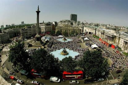 Miles de personas en Trafalgar Square durante los dos minutos de silencio.