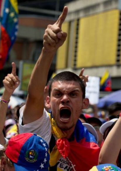 Un estudiante opositor protesta contra Nicolás Maduro en durante las manifestaciones del 1 de Mayo.