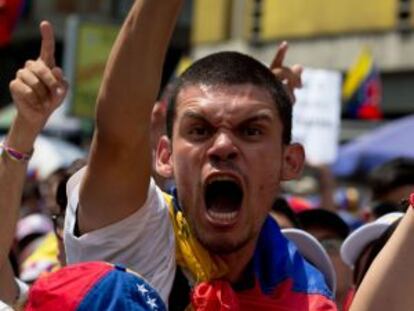 Un estudiante opositor protesta contra Nicolás Maduro en durante las manifestaciones del 1 de Mayo.