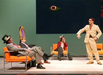Representación de la obra <i>El método Grönholm,</i> de Jordi Galceran, con dirección de Sergi Belbel, en el Teatro Nacional de Cataluña, en Barcelona en 2003.