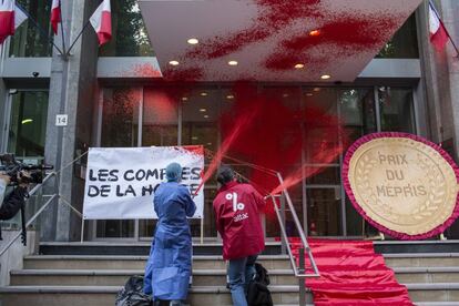 Activistas franceses organizan una protesta instantánea en el exterior del Ministerio de Salud francés en apoyo de los trabajadores médicos, en París. Con al menos 2.500.091 casos y 192.158 fallecidos, Europa sigue siendo el continente más golpeado por la pandemia de covid-19 aunque es América Latina donde más avanza en la actualidad.
