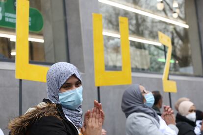 Manifestación de vecinos de la Cañada este jueves frente a la Asamblea de Madrid