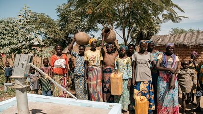 Un pozo, construido con apoyo de la empresa Auara, dará agua segura a los habitantes de esta comunidad en Chad.