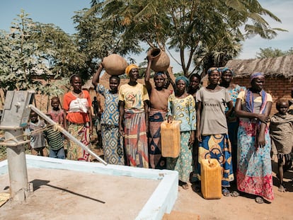 Un pozo, construido con apoyo de la empresa Auara, dará agua segura a los habitantes de esta comunidad en Chad.