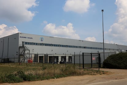 Imagen de la nave en la que están almacenados anticonceptivos por valor de cerca de diez millones de dólares, propiedad de los fondos de cooperación estadounidenses, en la localidad de Geel en Bélgica.