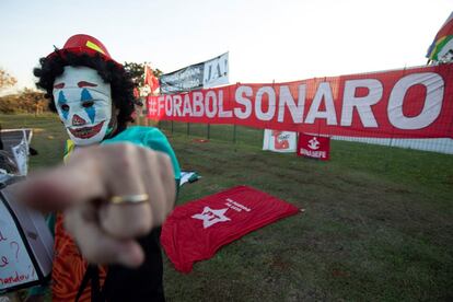 Opositores del presidente de Brasil, Jair Bolsonaro, protestan contra su Gobierno frente al edificio del Tribunal Superior Electoral (TSE), en Brasilia.