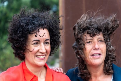 Marta Rovira junto a la diputada de ERC en el Congreso Teresa Jordà, este viernes en Salses (Francia). 