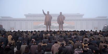 Ciudadanos norcoreanos rinden culto a los líderes norcoreanos en el séptimo aniversario de la muerte de Kim Jong Il.