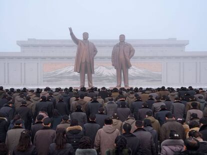 Ciudadanos norcoreanos rinden culto a los líderes norcoreanos en el séptimo aniversario de la muerte de Kim Jong Il.