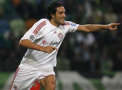 Luca Toni celebra uno de los goles del Bayern